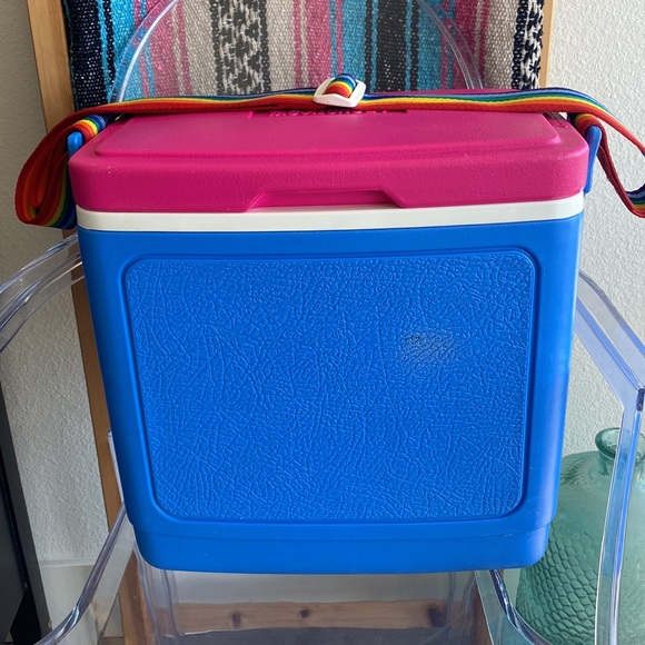 Vintage Igloo Tag-Along 24 Cooler with Rainbow Strap - Picture 4 of 7